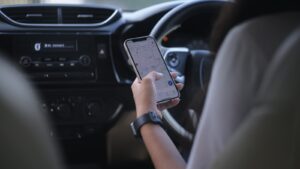 Pode usar o celular no semáforo? o que diz a lei e qual a multa Motorista usando o celular no semáforo, tema do post sobre usar o celular no trânsito