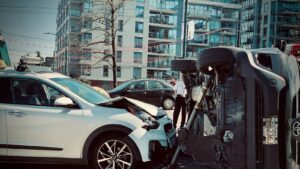 Acidente entre dois carros ilustrando proteção veicular e seguro tradicional