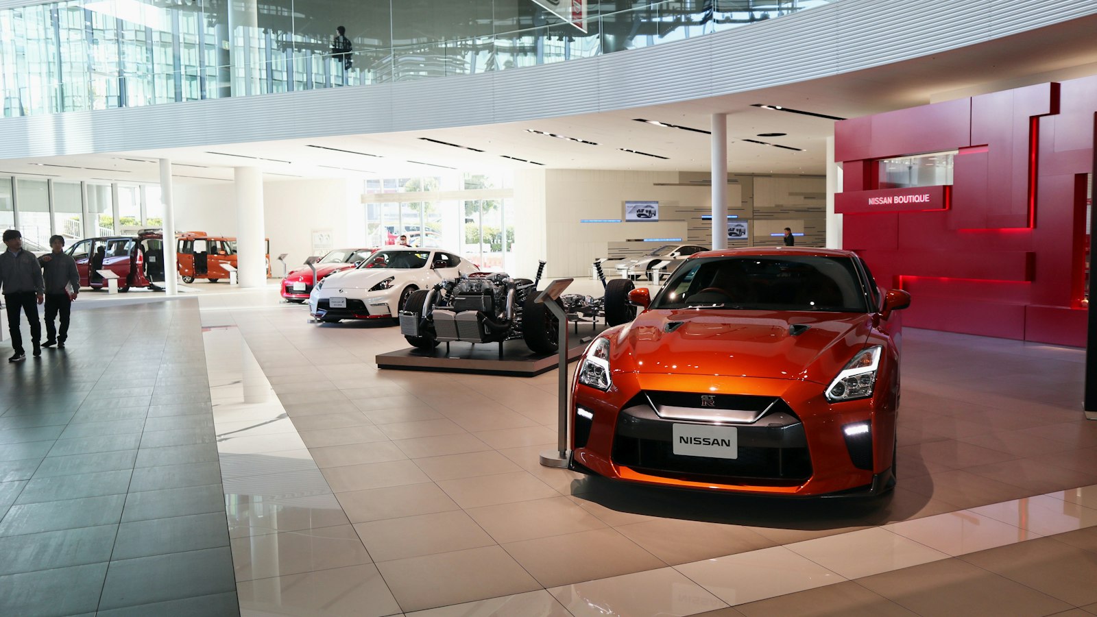 Carros expostos em showroom de concessionária, análise de valor de mercado do veículo