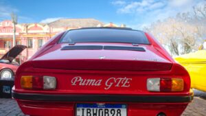 Como ler e interpretar informações de placas de carros Traseira de carro vermelho com placa brasileira, como ler informações de placas de carros