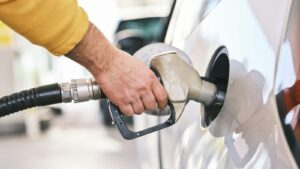 5 ofertas do frentista que você pode recusar (E como fazer você mesmo) Mão abastecendo o carro na bomba de combustível, ofertas do frentista
