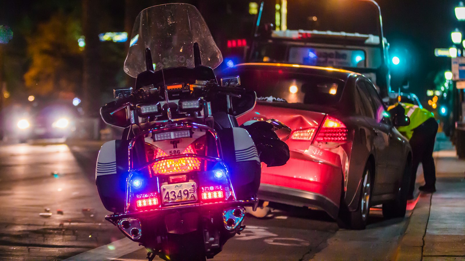 Abordagem de trânsito com policial e moto de patrulha parando um carro, suspensão do direito de dirigir