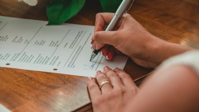 É possível licenciar um veículo com débitos de multas?