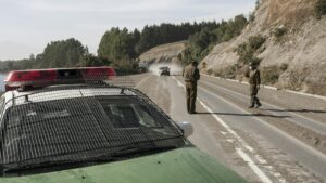 Policiais fazendo blitz policial em rodovia com viatura