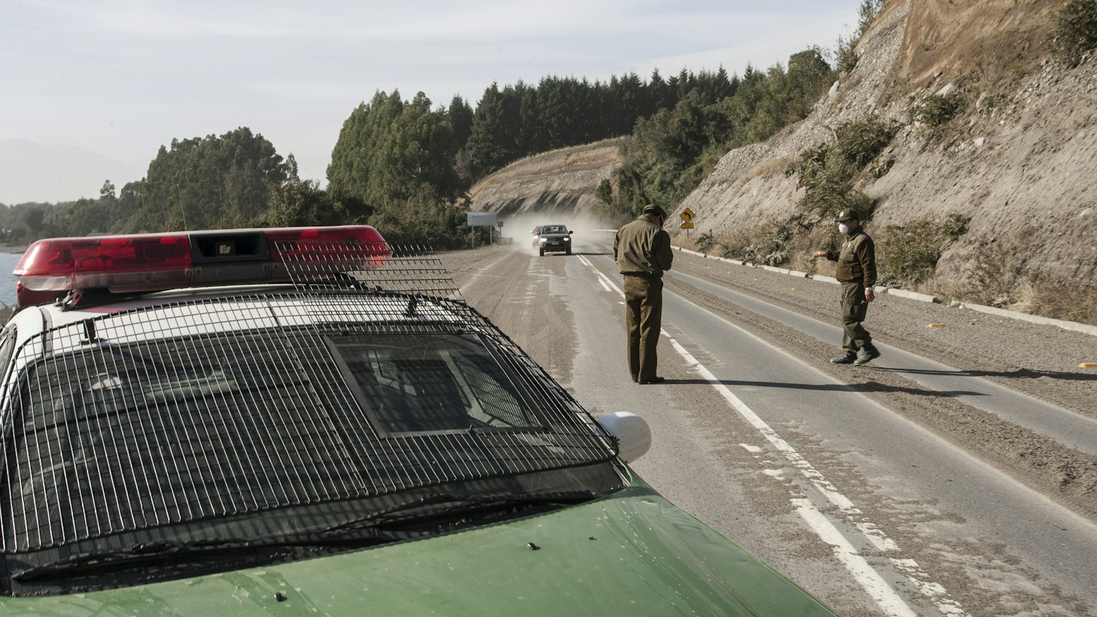 Policiais fazendo blitz policial em rodovia com viatura