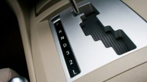Alavanca de câmbio automático com posições P R N D, diferenças entre câmbio automático e CVT