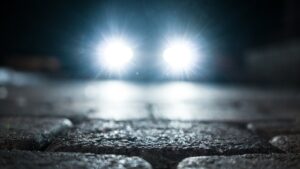 É obrigatório usar o farol aceso durante o dia? Faróis acesos de carro à noite, farol aceso durante o dia