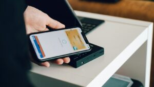 Posso parcelar multa atrasada? descubra como fazer isso! Pessoa usando o celular para pagamento, parcelar multa atrasada