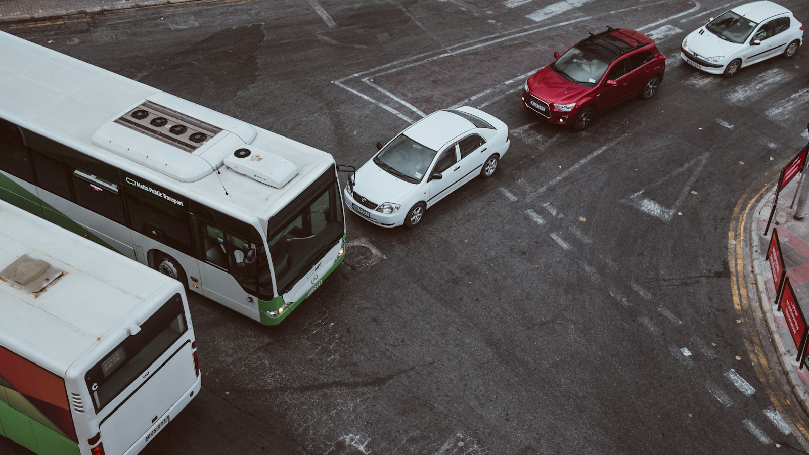 Ônibus e carros de passeio em cruzamento, tipos de veículos