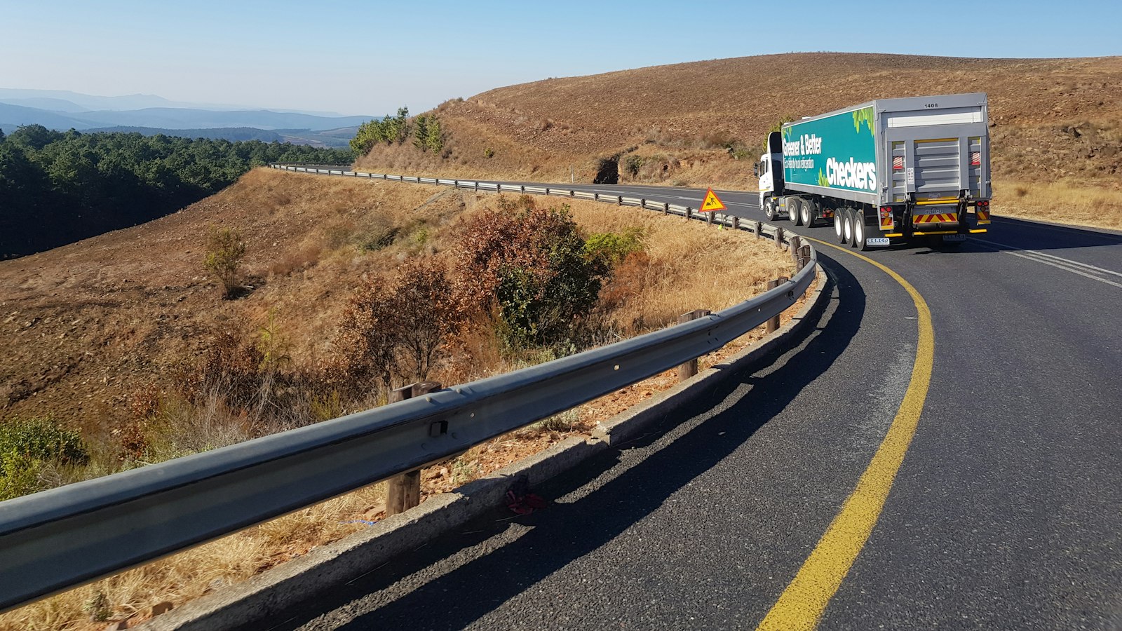 Caminhão de empresa em rodovia, multas de trânsito para pessoa jurídica