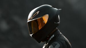 Motociclista com capacete, ilustrando a multa por andar sem capacete