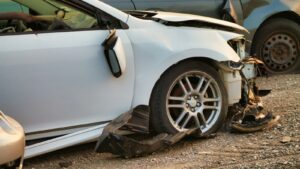 Carro danificado após acidente de trânsito na estrada