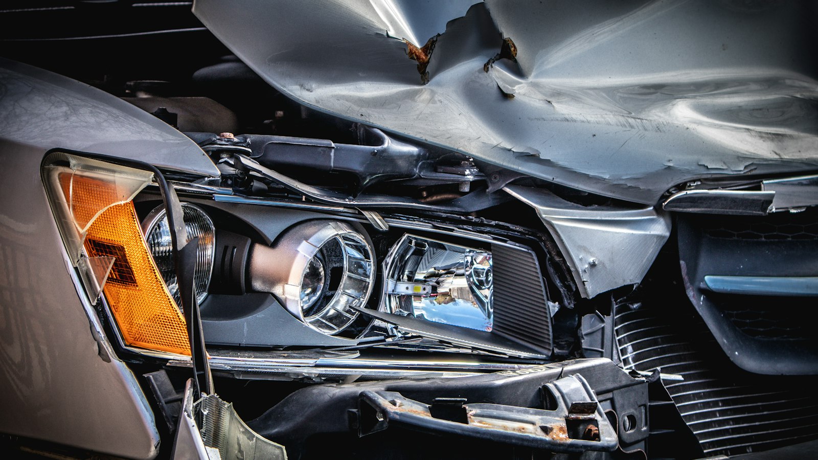 Frente de carro completamente danificada, ilustrando perda total de veículo