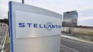 Stellantis Enfrenta Queda nos Lucros e Busca Novo CEO