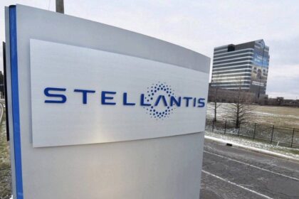 Stellantis Enfrenta Queda nos Lucros e Busca Novo CEO