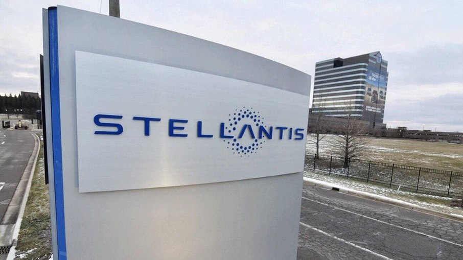 Stellantis enfrenta queda nos lucros e busca novo CEO