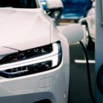 Nova tecnologia carrega carros elétricos em apenas 30 segundos