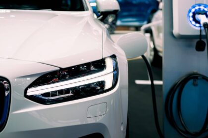 Nova tecnologia carrega carros elétricos em apenas 30 segundos