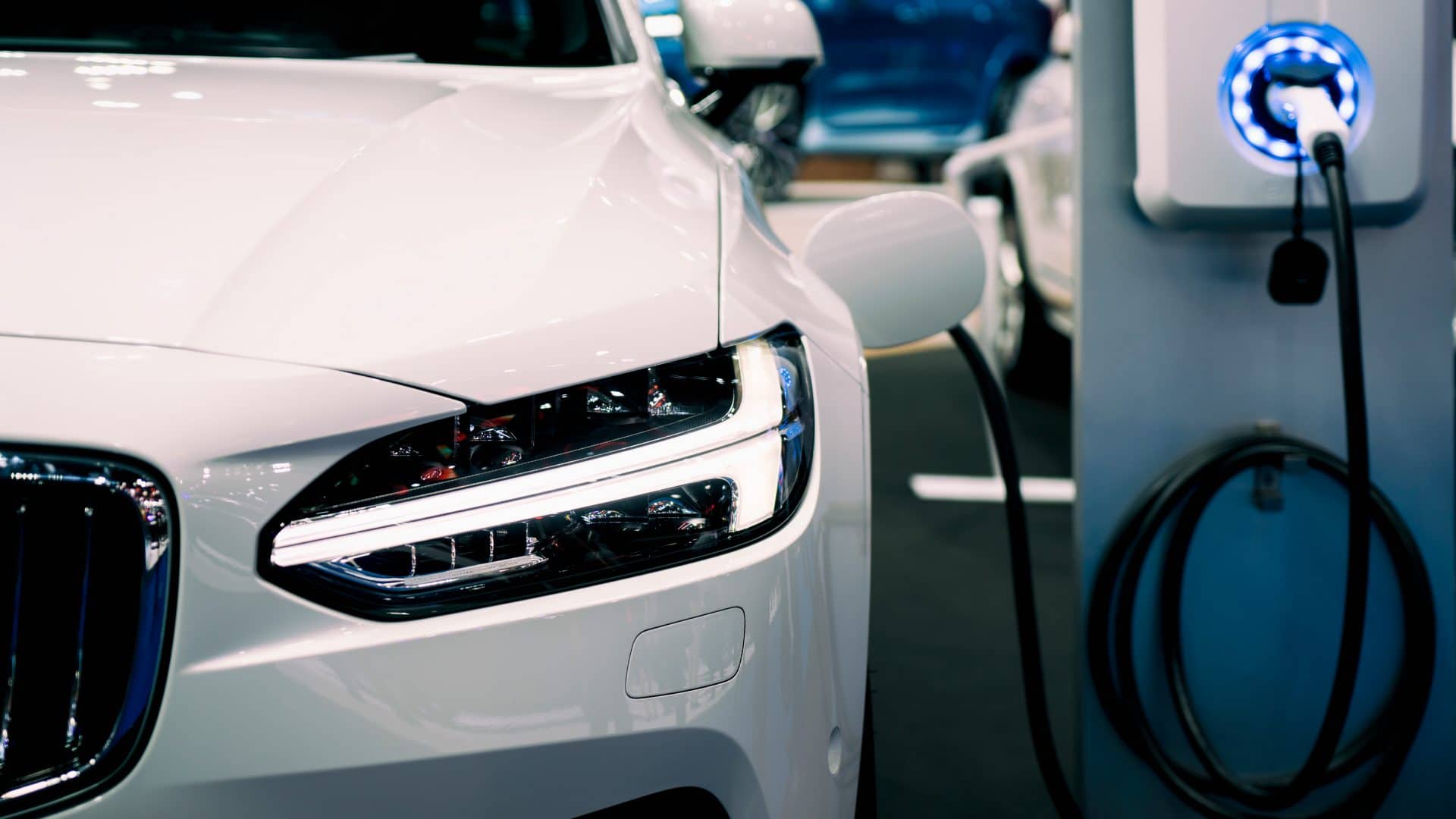 Nova tecnologia carrega carros elétricos em apenas 30 segundos