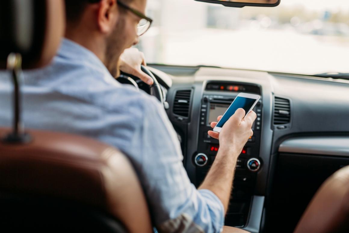 Uso de celular ao volante: Riscos, legislação e dicas para um trânsito mais seguro
