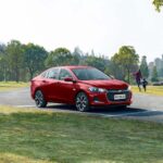 Conheça o sedã Chevrolet Onix Plus 2025: economia e modernidade