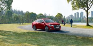 Conheça o sedã Chevrolet Onix Plus 2025: economia e modernidade