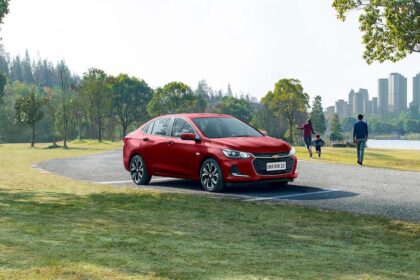 Conheça o sedã Chevrolet Onix Plus 2025: economia e modernidade