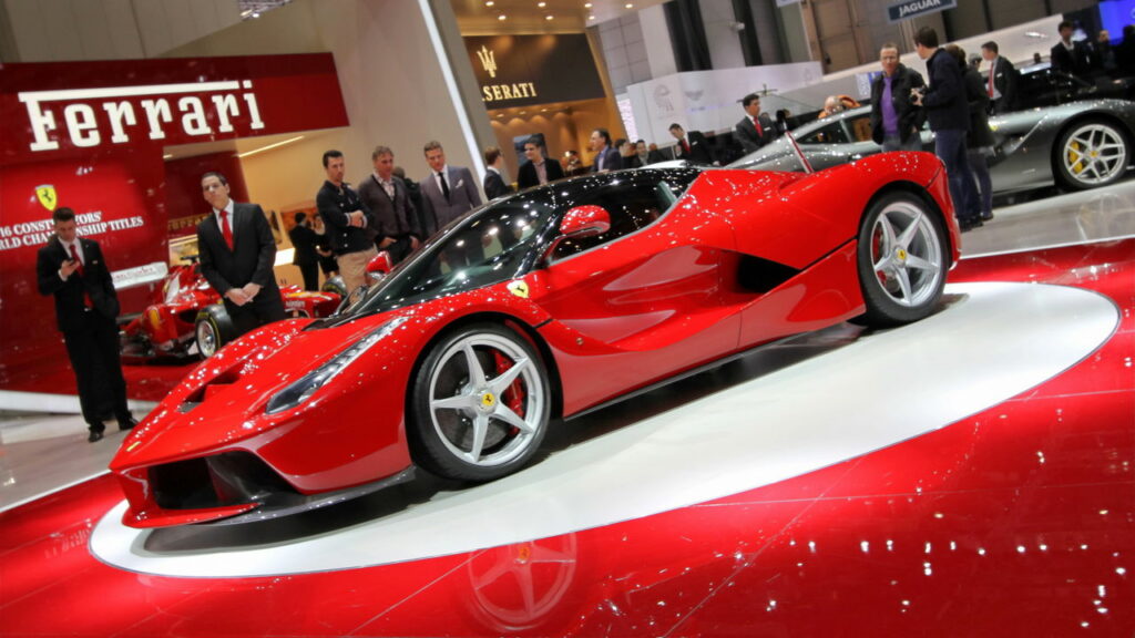 Lançamento do primeiro carro elétrico da Ferrari em 2025