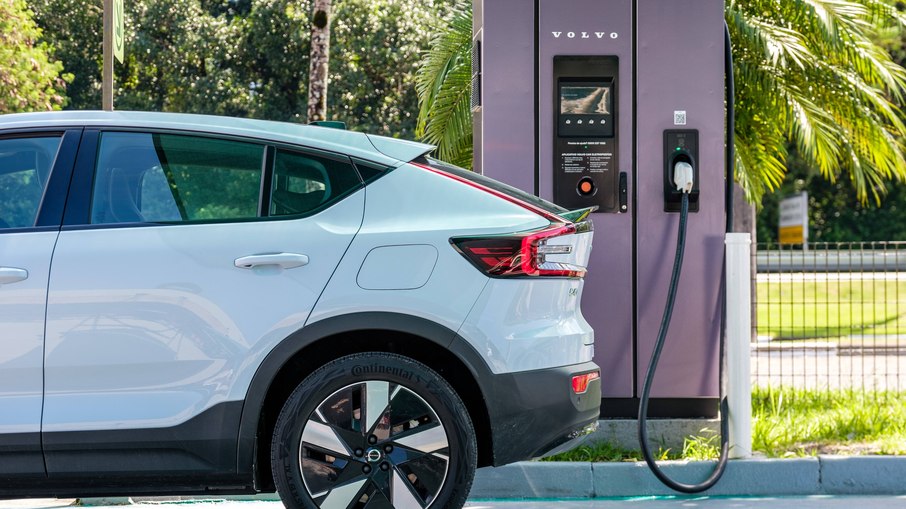 Carregadores de elétricos já atendem 25% dos municípios no Brasil