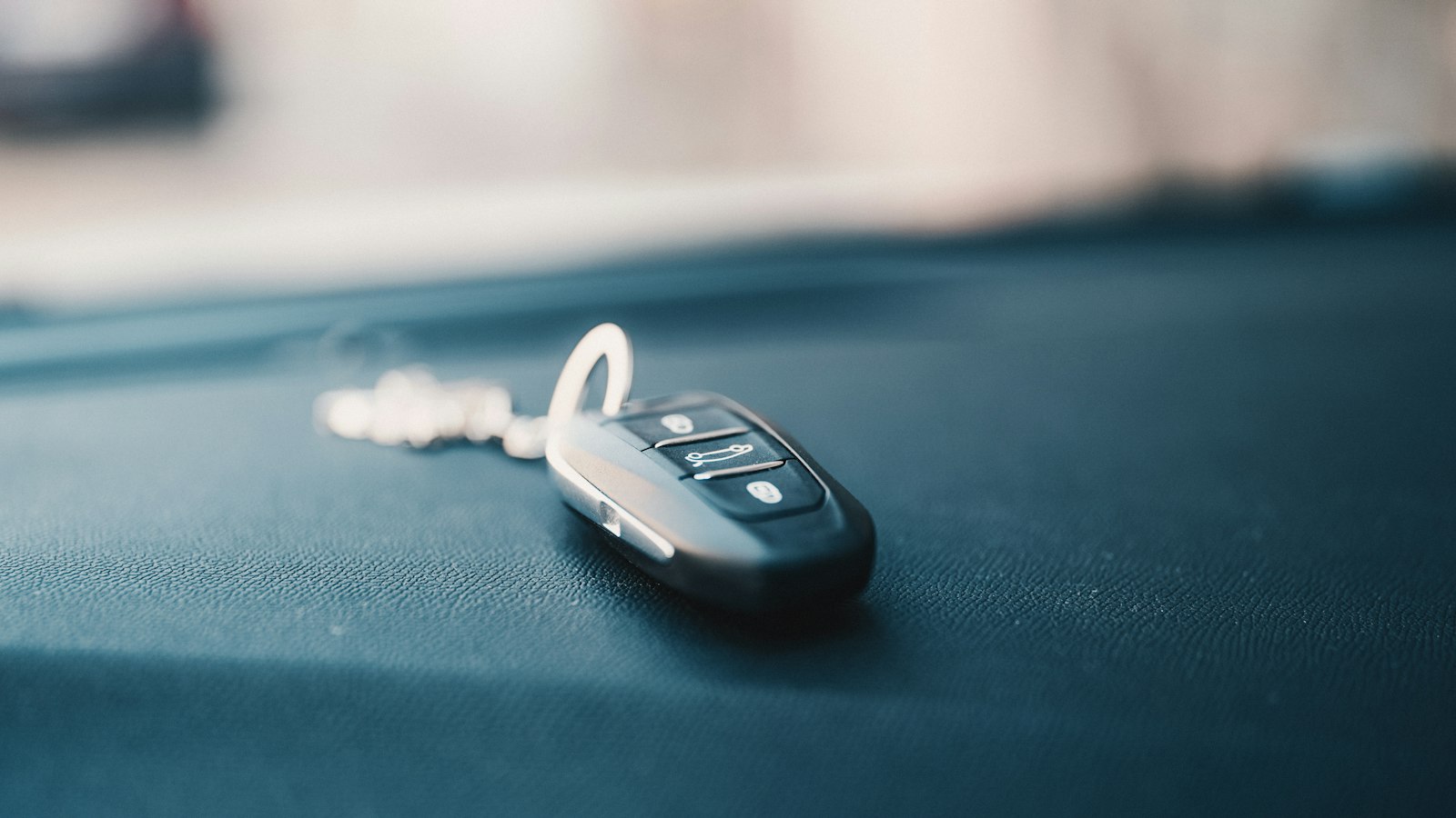 Chave de carro com controle remoto, ilustrando a compra de um carro com juros em alta