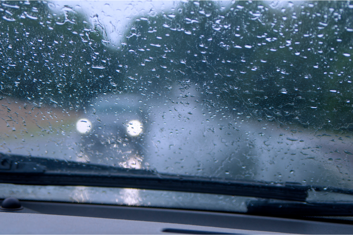 Dicas Essenciais para Dirigir na Chuva com Segurança