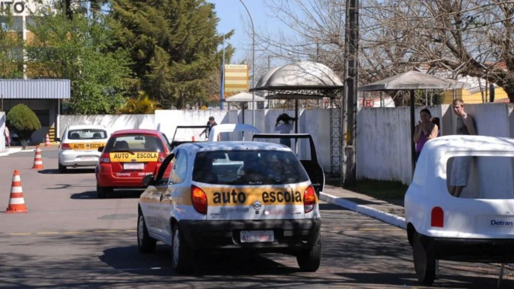 Nova lei altera regras para veículos de autoescola em 2026