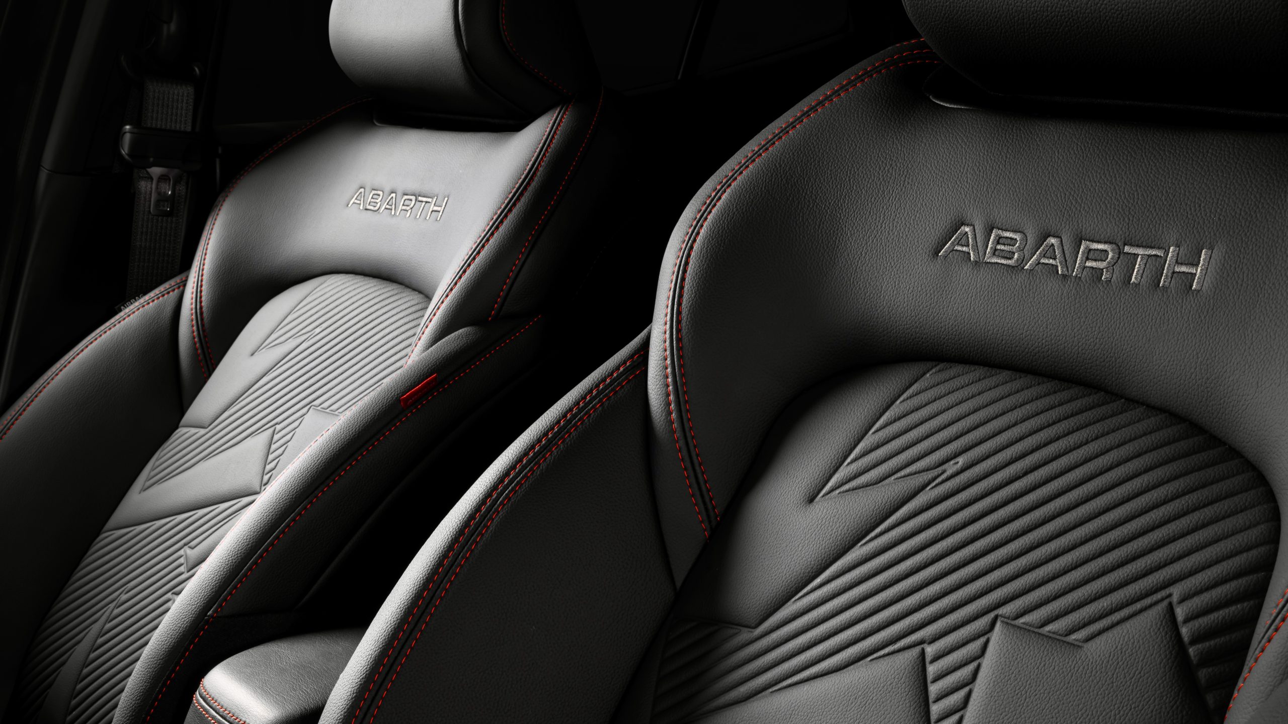 Bancos esportivos do Fiat Pulse Abarth 2026 com logo Abarth e costuras vermelhas