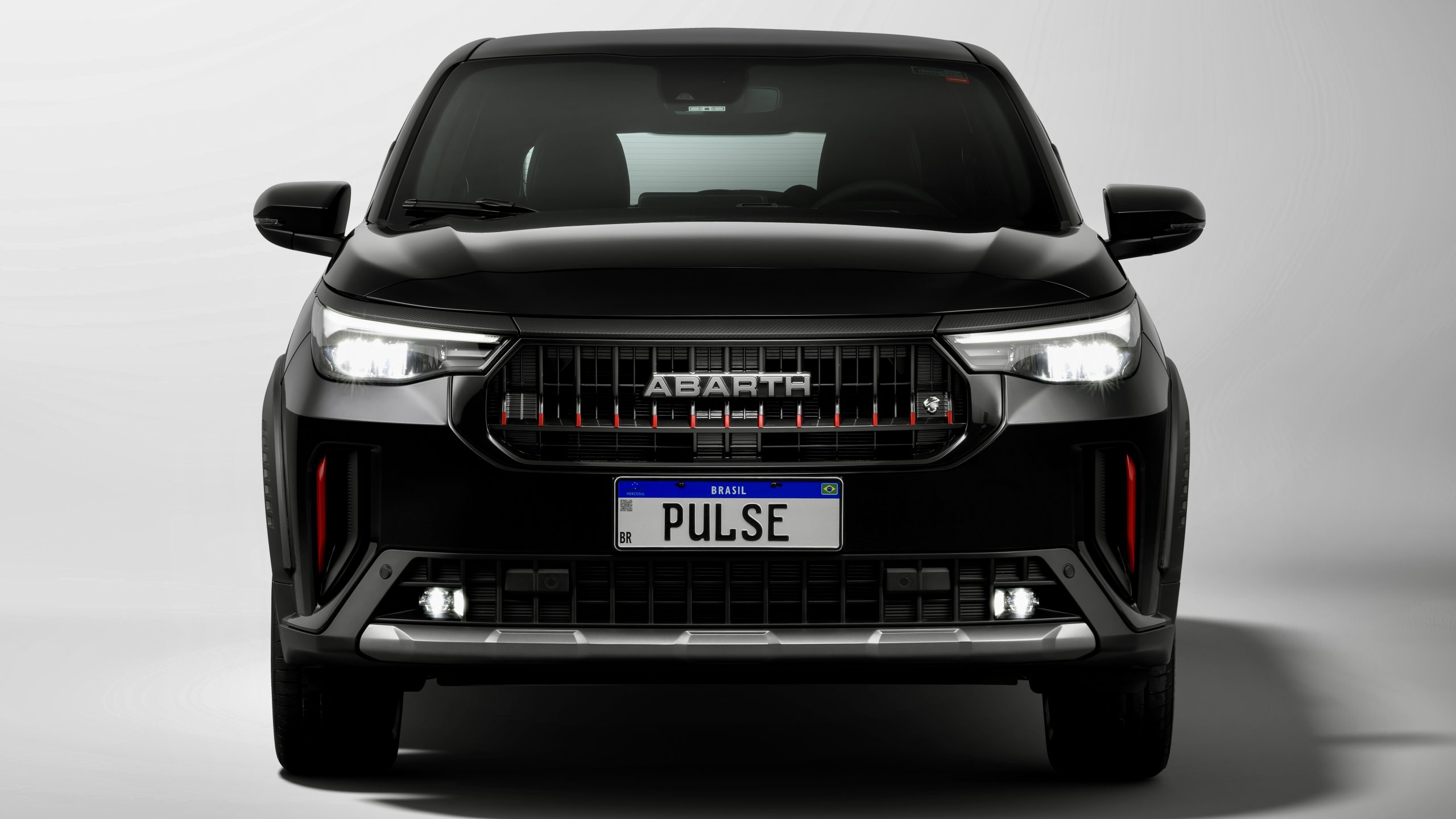 Fiat Pulse Abarth 2026 preto vista frontal com faróis LED e grade Abarth