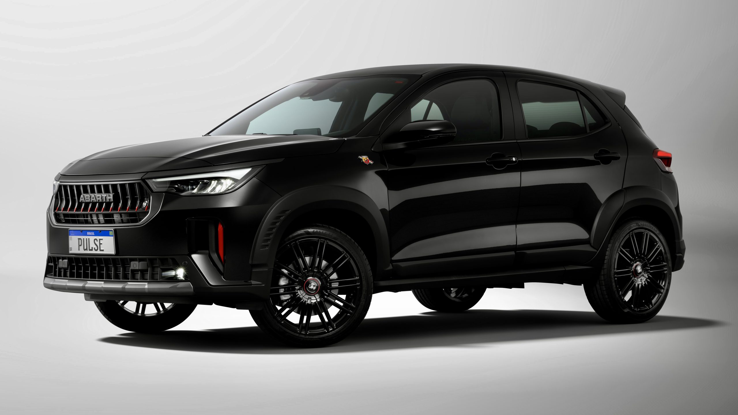 Fiat Pulse Abarth 2026 preto vista frontal lateral em estúdio