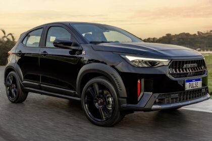 Fiat Pulse Abarth 2026 preto em movimento vista frontal lateral