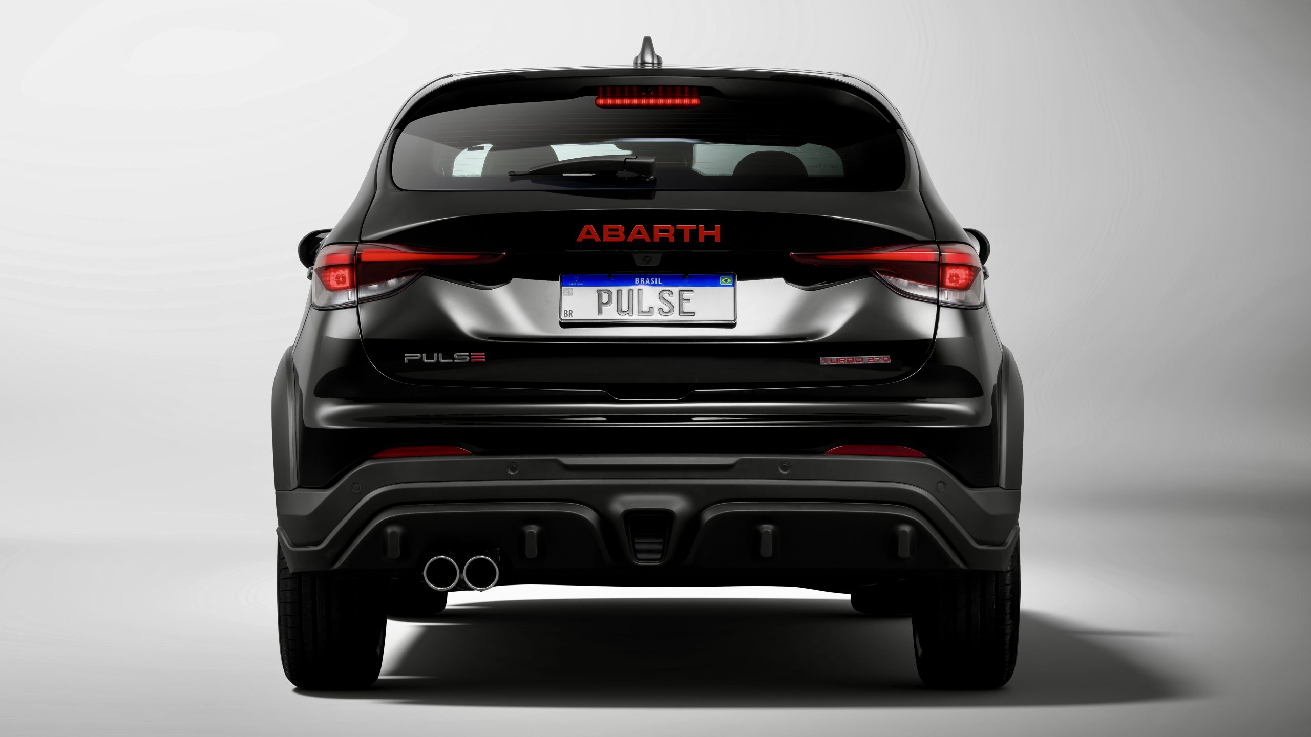 Fiat Pulse Abarth 2026 preto vista traseira com ponteiras de escapamento duplas