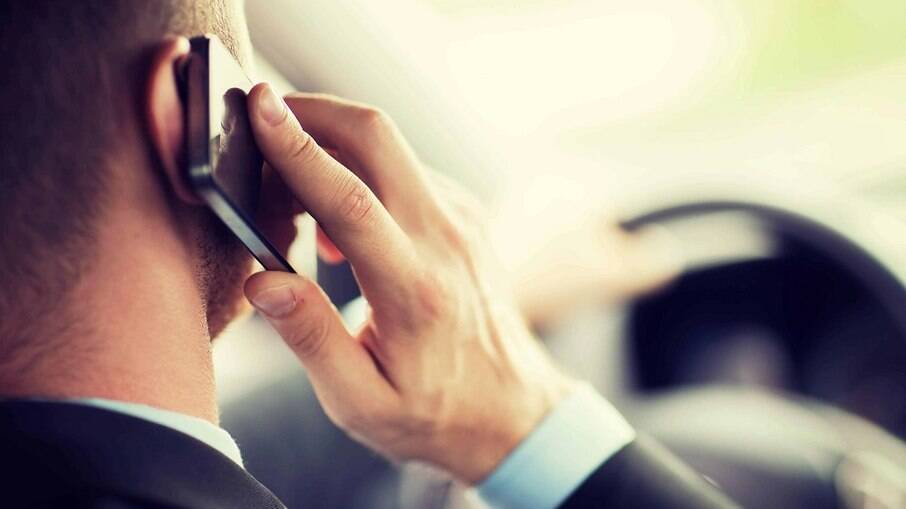 Infrações de trânsito mais comuns em 2026: ranking, valores e como evitar Celular ao volante