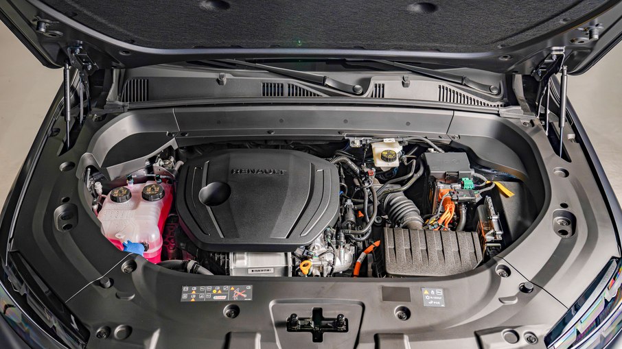 Interior do Renault Koleos Full Hybrid E-Tech com painel de três telas de 12,3 polegadas