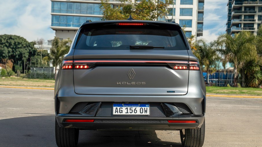 Renault Koleos Full Hybrid E-Tech prata, vista traseira 3/4 em rua urbana