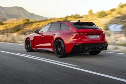 Audi RS 5 2026 Avant cinza, vista lateral em movimento em estrada europeia, mostrando proporções da carroceria perua esportiva