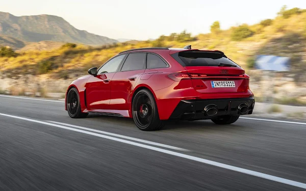 Audi RS 5 2026 Avant cinza, vista lateral em movimento em estrada europeia, mostrando proporções da carroceria perua esportiva