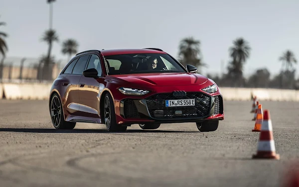 Interior do Audi RS 5 2026, painel digital com acabamento esportivo, volante achatado e console central com tela multimídia