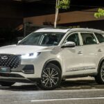 Caoa Chery Tiggo 8 PHEV branco, vista frontal 3/4 em estacionamento urbano