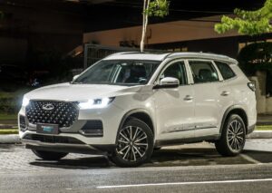 Caoa Chery Tiggo 8 PHEV branco, vista frontal 3/4 em estacionamento urbano