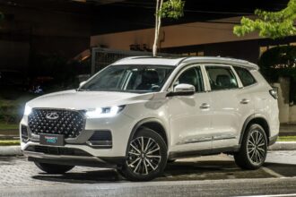 Caoa Chery Tiggo 8 PHEV branco, vista frontal 3/4 em estacionamento urbano