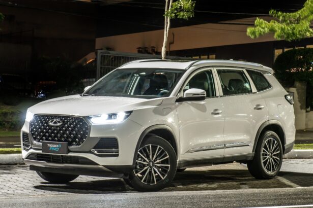 Caoa Chery Tiggo 8 PHEV branco, vista frontal 3/4 em estacionamento urbano