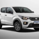 Fiat Mobi 2026 prata, vista frontal 3/4 em estúdio, destacando faróis, grade e rodas de aço