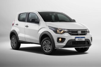 Fiat Mobi 2026 prata, vista frontal 3/4 em estúdio, destacando faróis, grade e rodas de aço