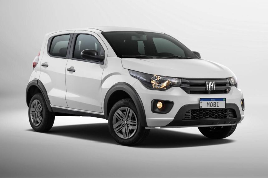 Fiat Mobi com desconto: preço cai para R$ 67.990 Fiat Mobi 2026 prata, vista frontal 3/4 em estúdio, destacando faróis, grade e rodas de aço